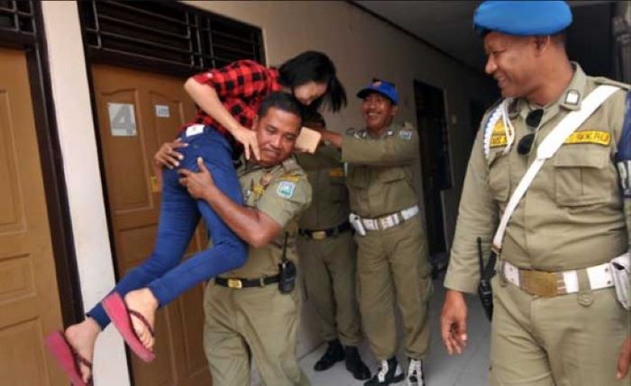 Satpol PP Di Tertawai TIM Nya Karena Mendapati Anaknya Sendiri Saat Razia Di Hotel