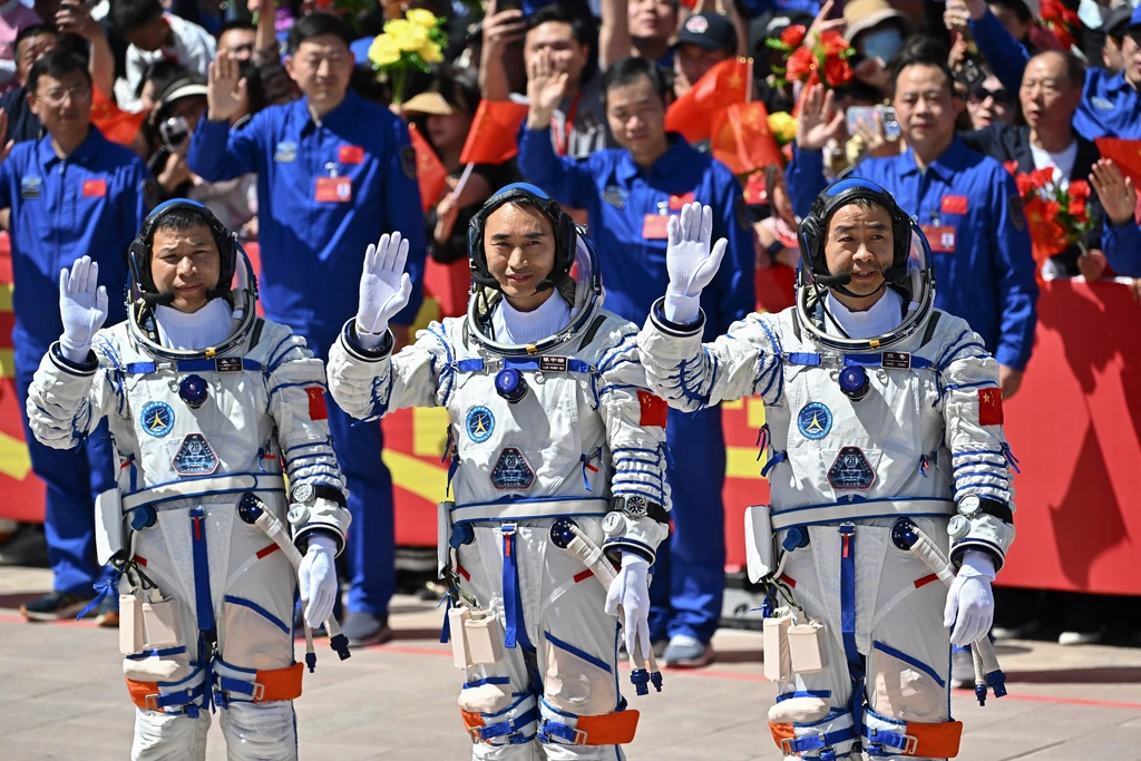 Kepulangan Astronaut China Ditunda Usai Dugaan Tertabrak Sampah Antariksa