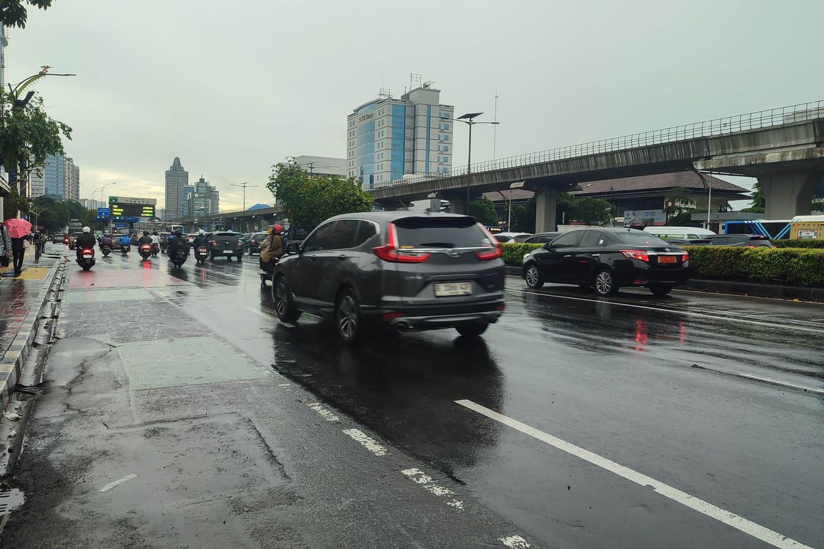 Banjir Genangi Jalan MT Haryono, Arus Lalu Lintas Sempat Tersendat