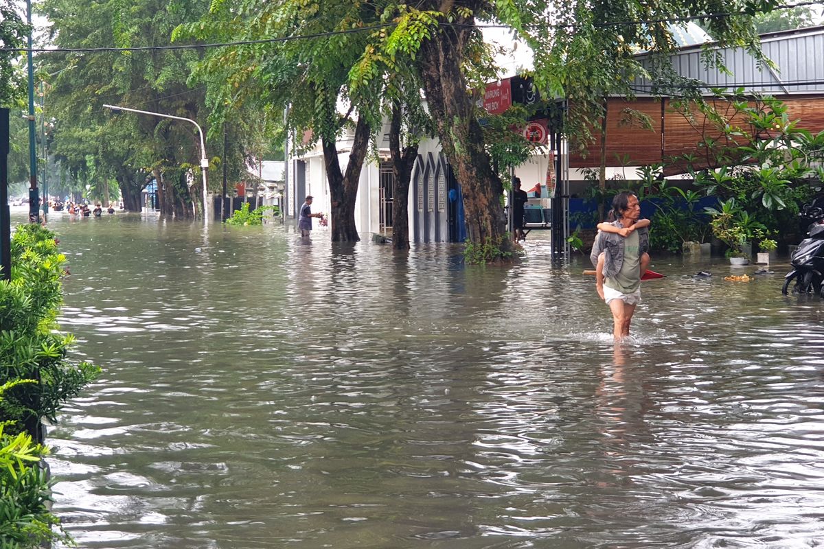 Jalan Dr Mansyur Medan Terputus Akibat Banjir, Ketinggian Air Capai Dada Orang Dewasa