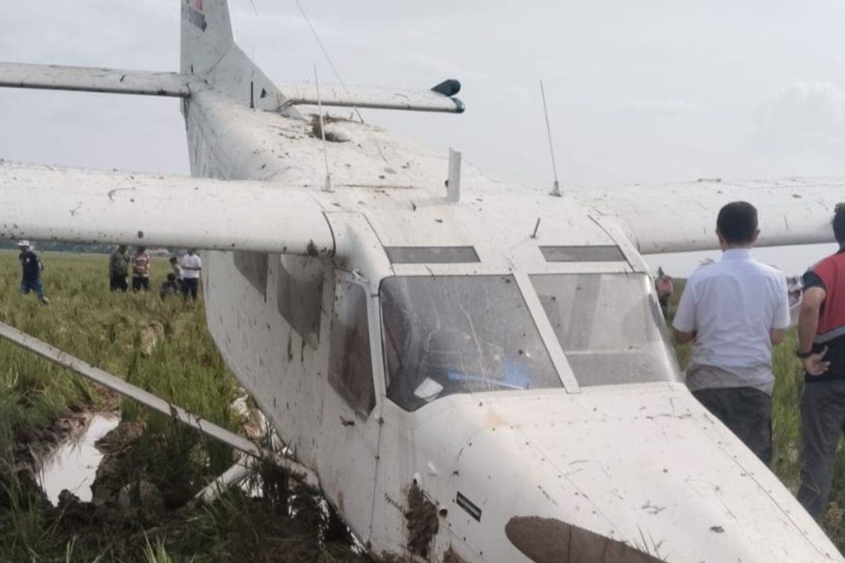 Pesawat Airvan Jatuh di Persawahan Karawang, Lima Awak Dilaporkan Selamat