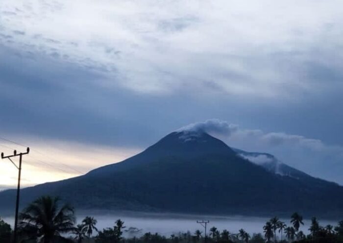 Badan Geologi Tetapkan Status Awas, Warga Diimbau Jauhi Radius 6 KM dari Gunung Lewotobi Laki-laki