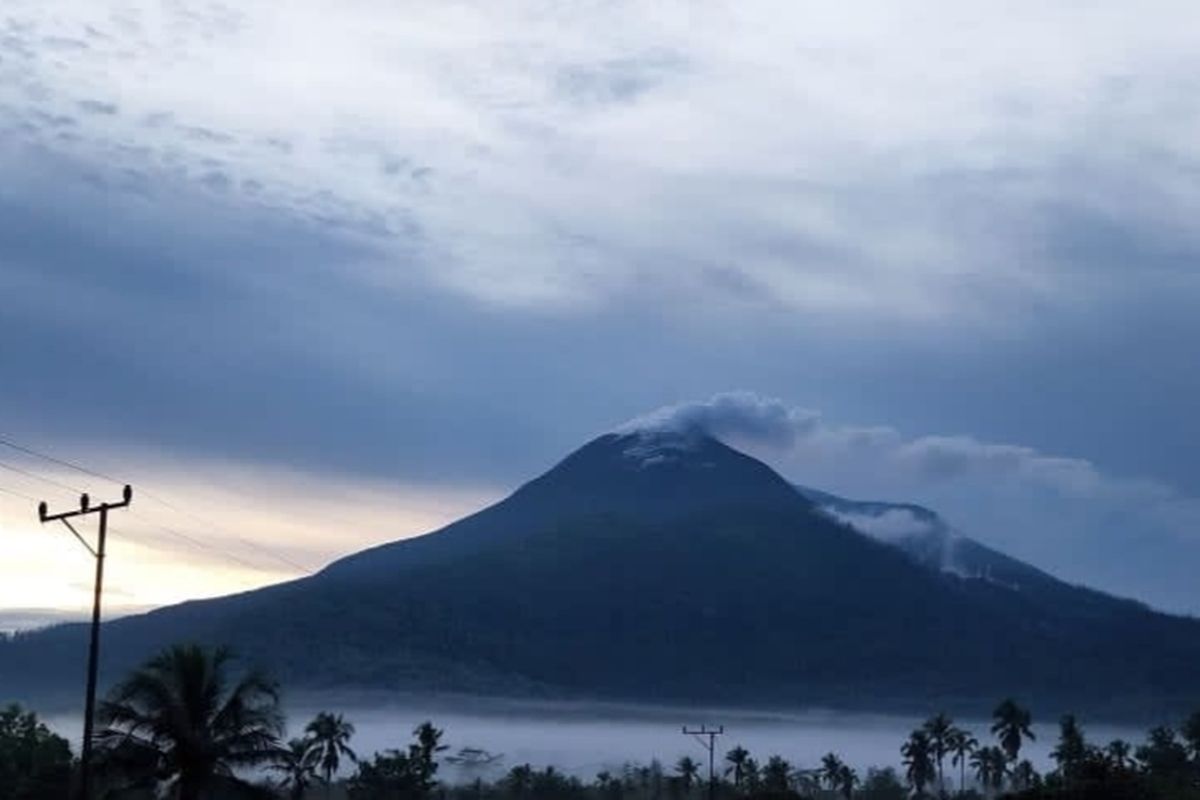 Badan Geologi Tetapkan Status Awas, Warga Diimbau Jauhi Radius 6 KM dari Gunung Lewotobi Laki-laki