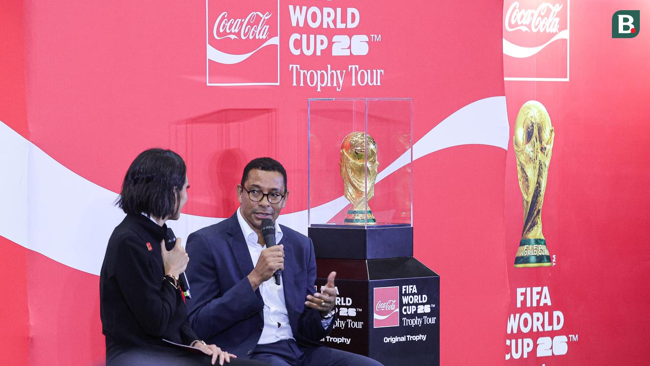 Trofi Piala Dunia Mendarat di Jakarta Disambut Gilverto Silva