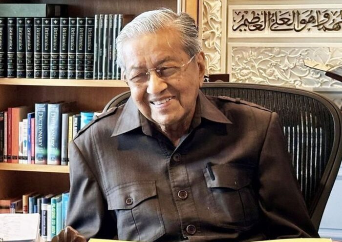 Mantan PM Malaysia Mahathir Mohamad Patah Tulang Pinggul, Tidak Dioperasi karena Faktor Usia