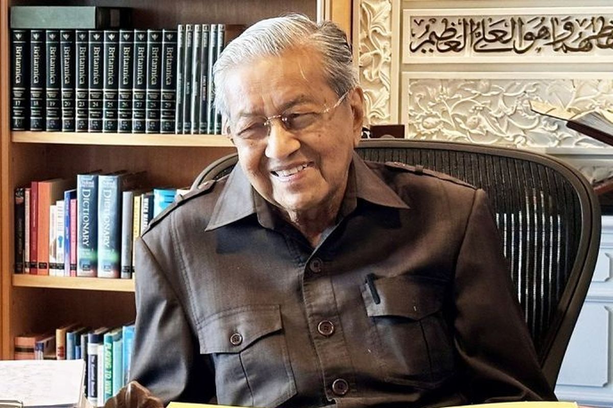Mantan PM Malaysia Mahathir Mohamad Patah Tulang Pinggul, Tidak Dioperasi karena Faktor Usia