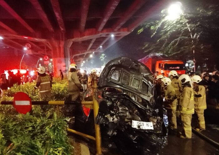 Mobil Terbakar Usai Tabrak Separator Transjakarta, Pengemudi Diduga Mabuk