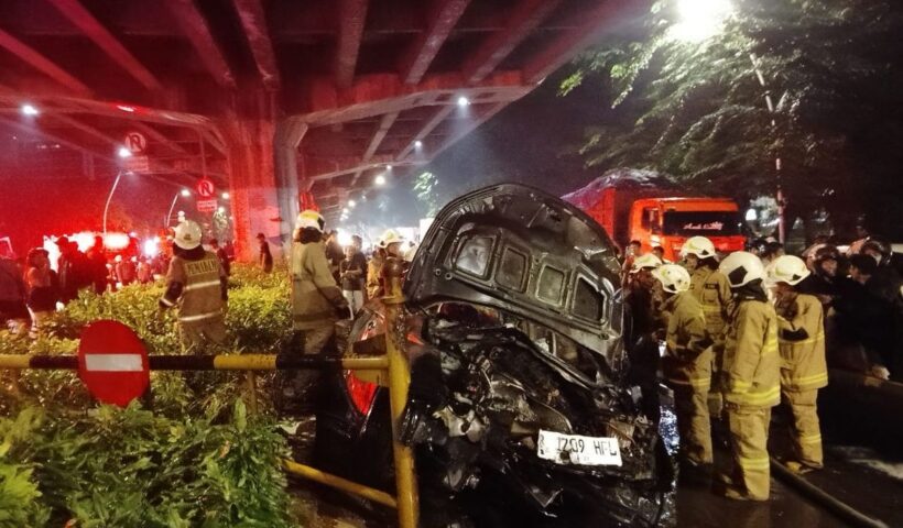 Mobil Terbakar Usai Tabrak Separator Transjakarta, Pengemudi Diduga Mabuk