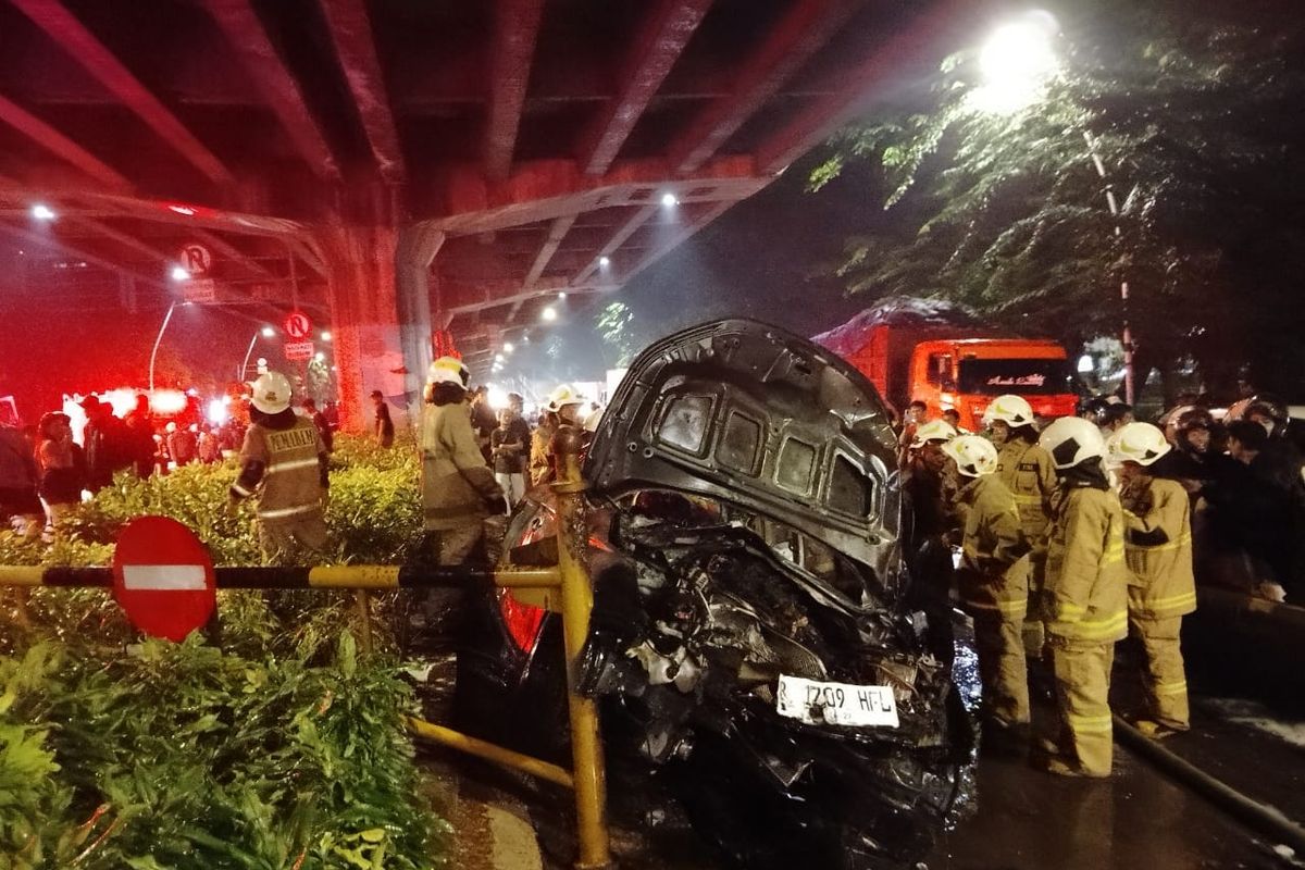 Mobil Terbakar Usai Tabrak Separator Transjakarta, Pengemudi Diduga Mabuk