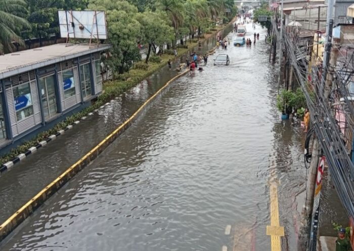 Banjir Terjang Halte Transjakarta Gunung Sahari, Ratusan Warga Terjebak dan Batal ke Kantor
