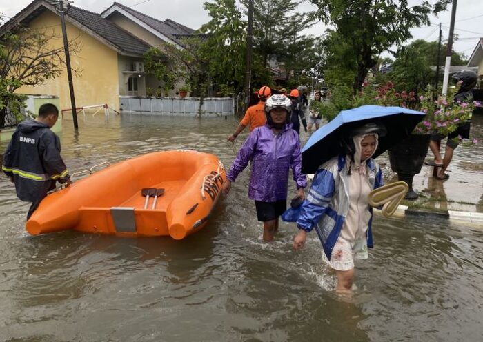 Warga Cidayu Indramayu Mengungsi, Banjir Setinggi Lutut Rendam Perumahan