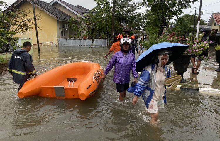 Warga Cidayu Indramayu Mengungsi, Banjir Setinggi Lutut Rendam Perumahan