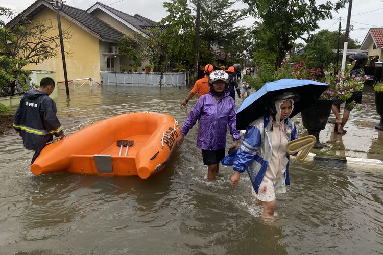 Warga Cidayu Indramayu Mengungsi, Banjir Setinggi Lutut Rendam Perumahan