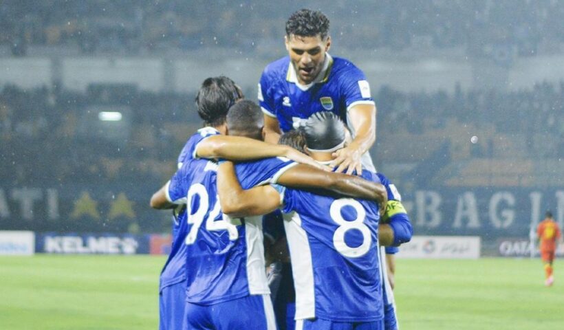 Persib Unggul atas Ratchaburi di Babak Pertama, Drama Kartu Merah Warnai Laga