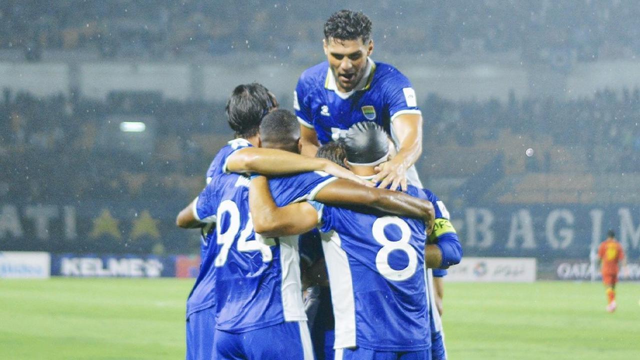 Persib Unggul atas Ratchaburi di Babak Pertama, Drama Kartu Merah Warnai Laga