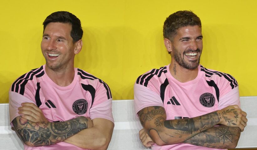 Insiden Suporter Nekat, Lionel Messi Ditarik hingga Terjatuh di Laga Inter Miami