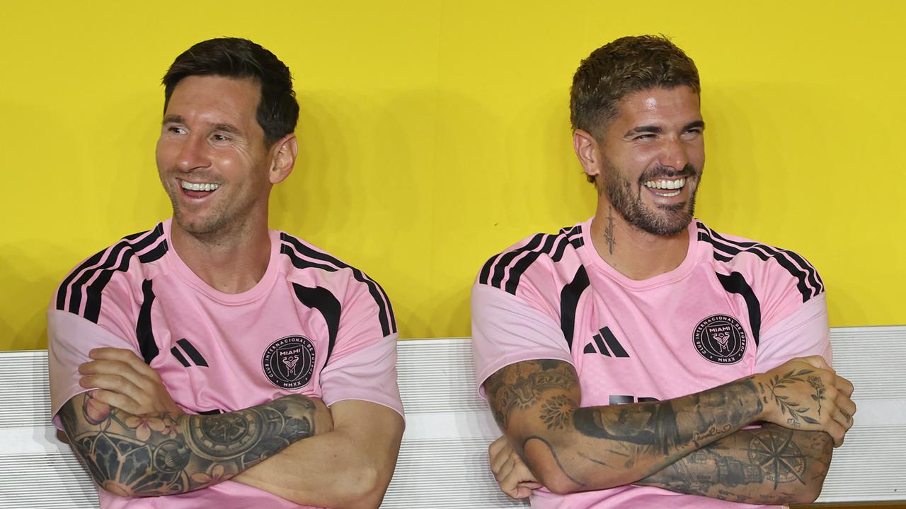 Insiden Suporter Nekat, Lionel Messi Ditarik hingga Terjatuh di Laga Inter Miami