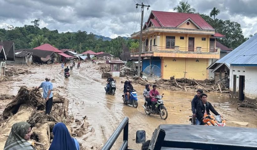 Kisah sedih Irmahayani, rayakan Lebaran di tenda pinggir jalan pasca Banjir Aceh. Tanpa bantuan dan sanitasi layak, simak perjuangan pilu keluarganya di sini.
