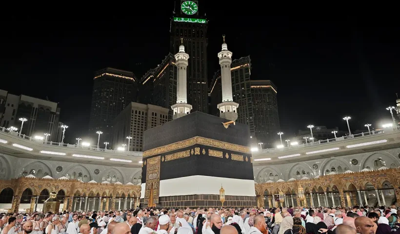 Kiswah Ka'bah Masjidil Haram Diangkat Sebagian — Ini Alasan dan Prosesnya yang Jarang Diketahui!