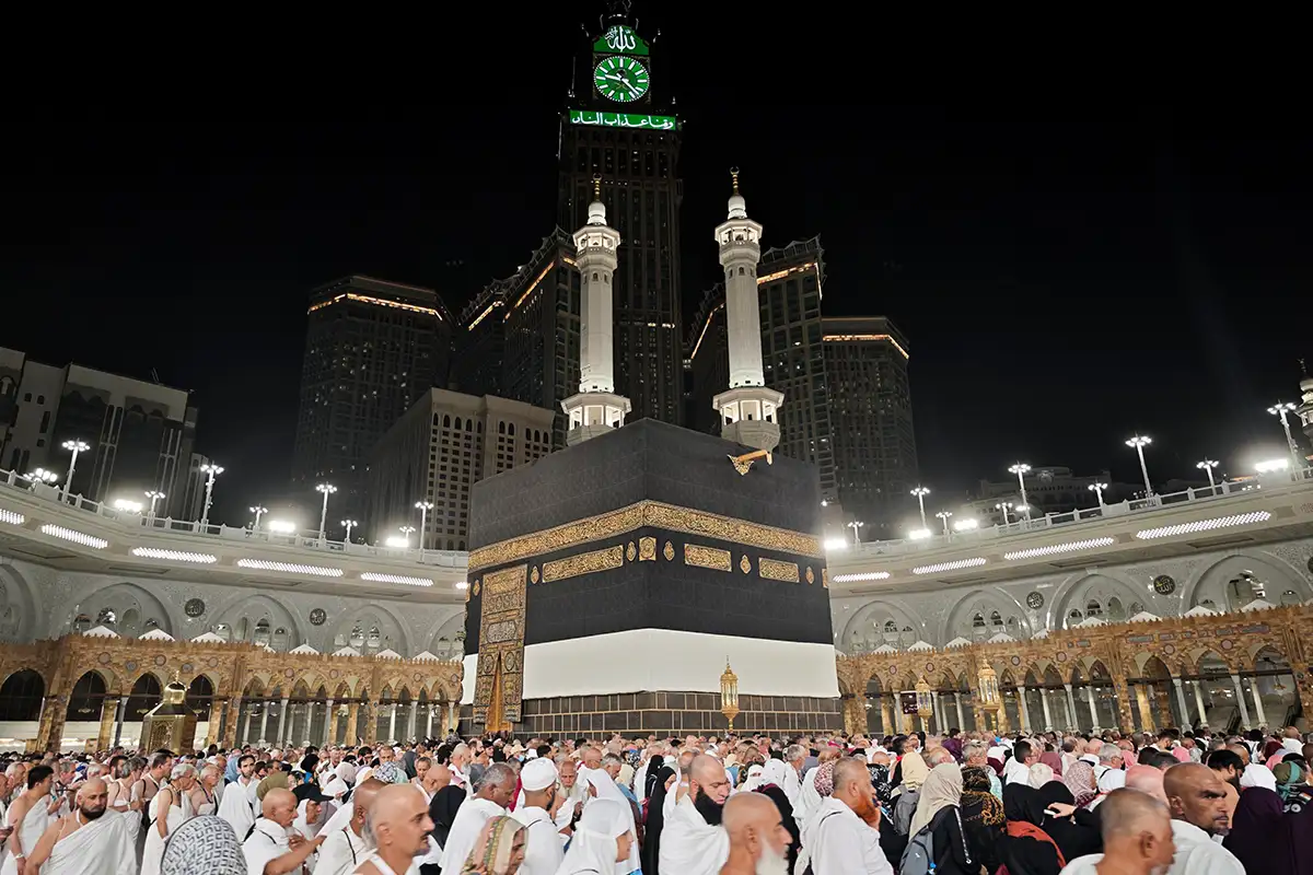 Kiswah Ka’bah Masjidil Haram Diangkat Sebagian — Ini Alasan dan Prosesnya yang Jarang Diketahui!