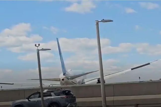 Detik-detik Truk Tertabrak Boeing 767 United Airlines yang Mendarat di New Jersey