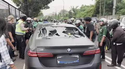 BMW listrik tabrak pemotor di jakbar