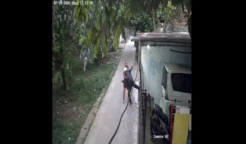 Aksi Lempar Helm ke Rumah Warga di Depok Terekam CCTV, Polisi Selidiki Motif Pelaku