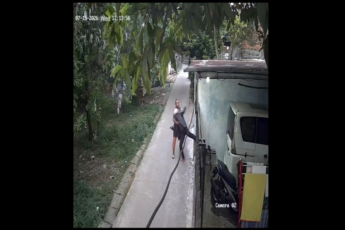 Aksi Lempar Helm ke Rumah Warga di Depok Terekam CCTV, Polisi Selidiki Motif Pelaku