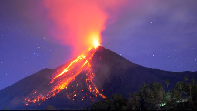 Gunung Karangetang Kembali Meletus, Lava Pijar dan Dentuman Keras Picu Kewaspadaan di Pulau Siau