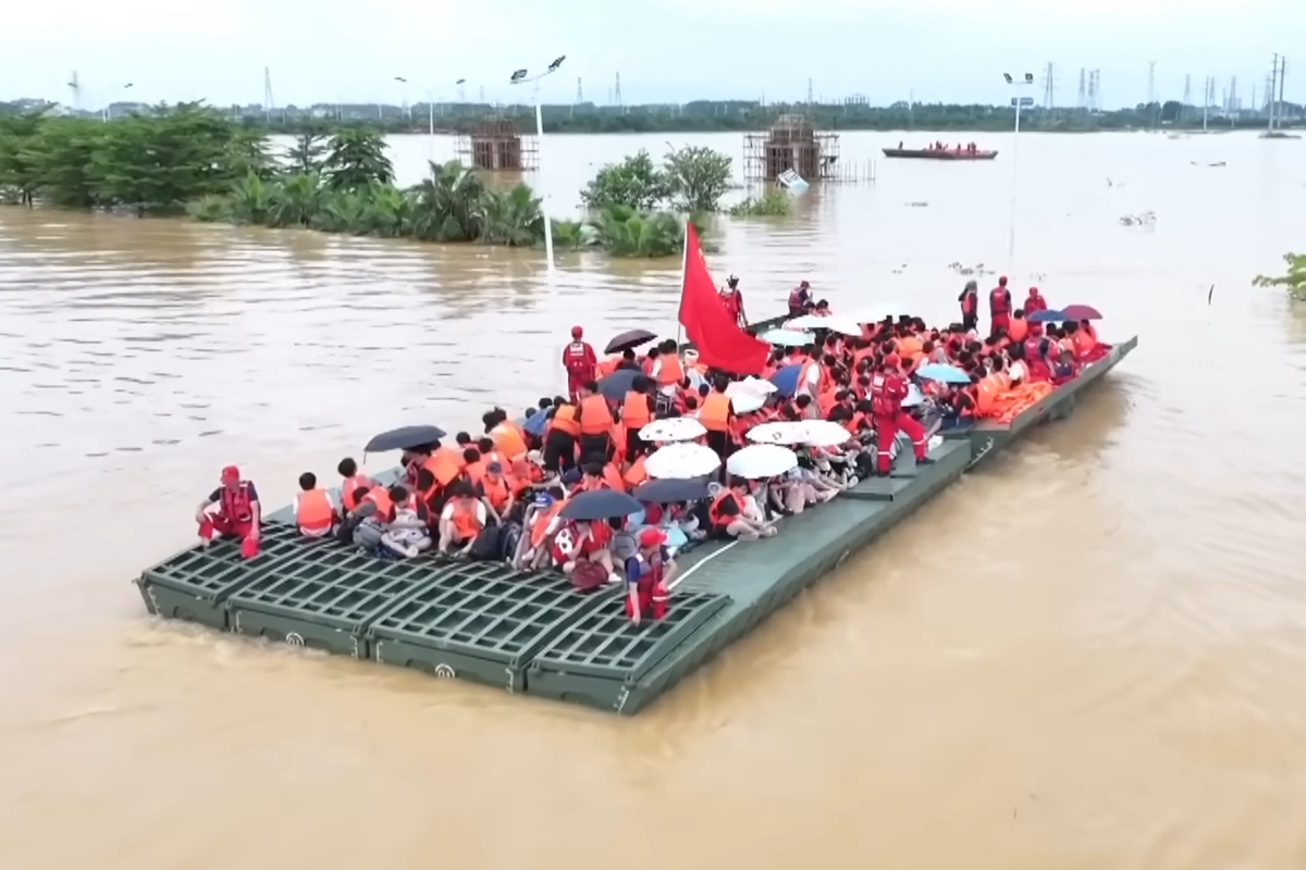 Inovasi Penyelamatan China Jadi Sorotan, Drone Raksasa dan Jembatan Apung Bantu Evakuasi Korban Banjir