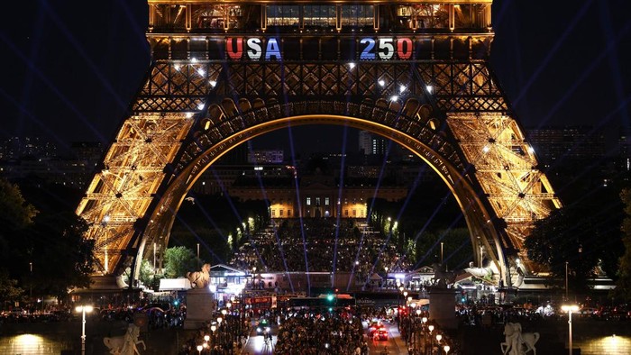 Nekat Panjat Menara Eiffel Sambil Kibarkan Bendera Amerika, Seorang Pria Berakhir di Tangan Polisi