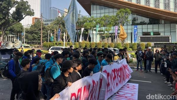 Aksi Mahasiswa Kepung Patung Kuda dan DPR, Sejumlah Tuntutan Disuarakan ke Pemerintah