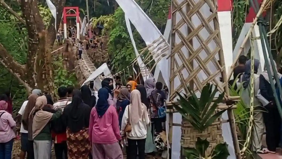 Jembatan Pongpet Pangandaran Mendadak Miring Usai Peresmian, Puluhan Orang Berhamburan