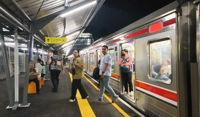 KRL Palmerah–Tanah Abang Kembali Normal Setelah Sempat Terganggu Kerumunan Massa