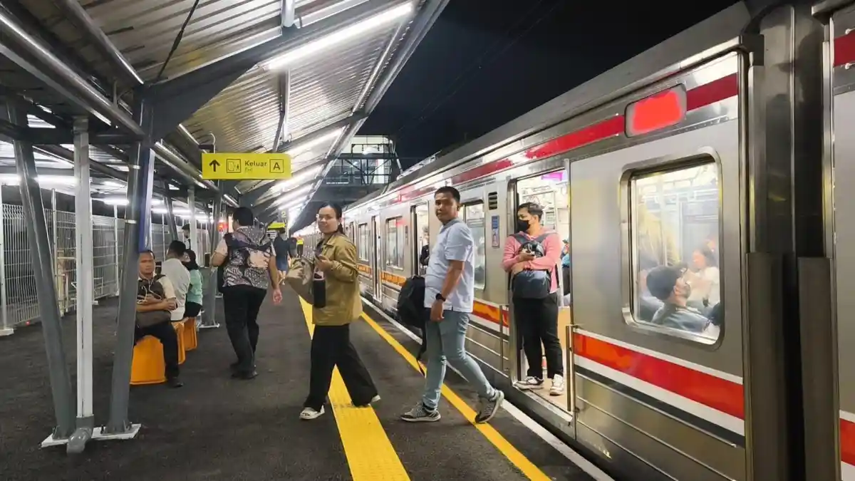 KRL Palmerah–Tanah Abang Kembali Normal Setelah Sempat Terganggu Kerumunan Massa