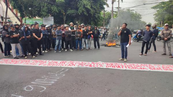 Kantor Bupati Gowa Didatangi Ribuan Massa, Penonaktifan 16 Pejabat Picu Protes