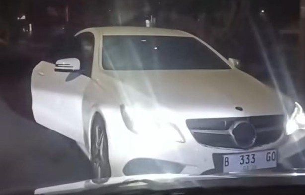 Mobil Mewah Lawan Arah di Jalan Veteran Semarang, Pelat Nomor Vulgar Picu Sorotan