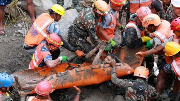 Mukjizat di Tengah Bencana Nepal, Dua Warga Ditemukan Hidup Setelah 10 Hari Tertimbun
