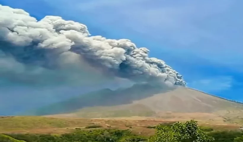 Sinabung Erupsi dan Status Naik Siaga, Warga Karo Diminta Menjauh dari Zona Bahaya
