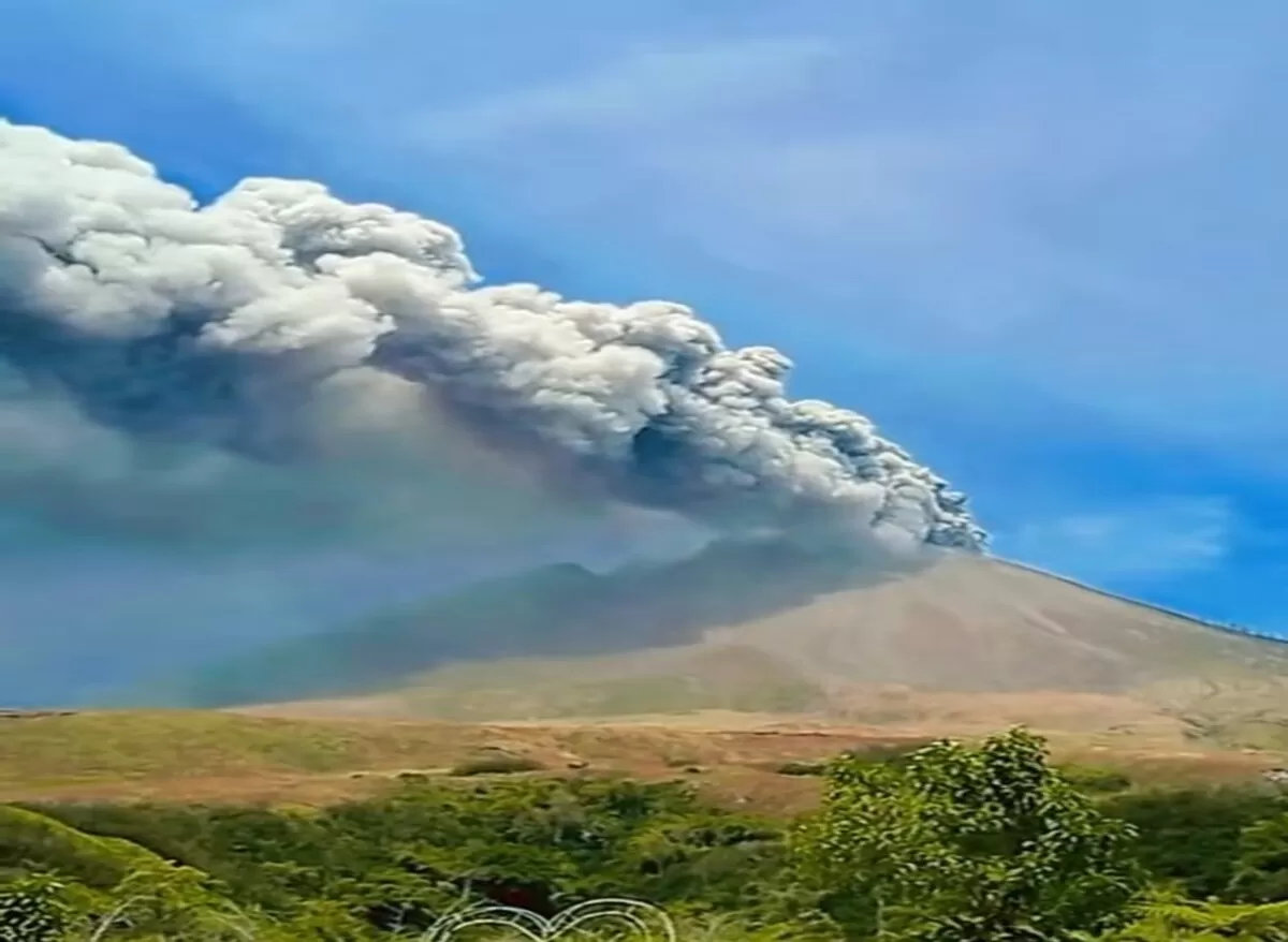 Sinabung Erupsi dan Status Naik Siaga, Warga Karo Diminta Menjauh dari Zona Bahaya