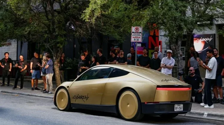 Tesla Bawa Cybercab ke Tokyo, Taksi AI Tanpa Setir Mulai Dipamerkan di Jepang